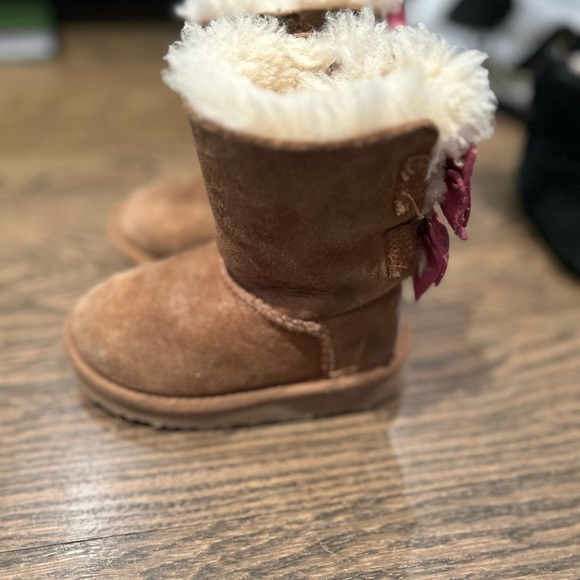 Adorable UGG boots with Pink Bows Size 6 - Picture 5 of 6